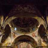 ...mentre quello superiore � interamente affrescato